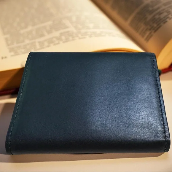 Dooney & Bourke vintage,genuine Leather quality,stylish,classic,elegant,wallet - Picture 2 of 5